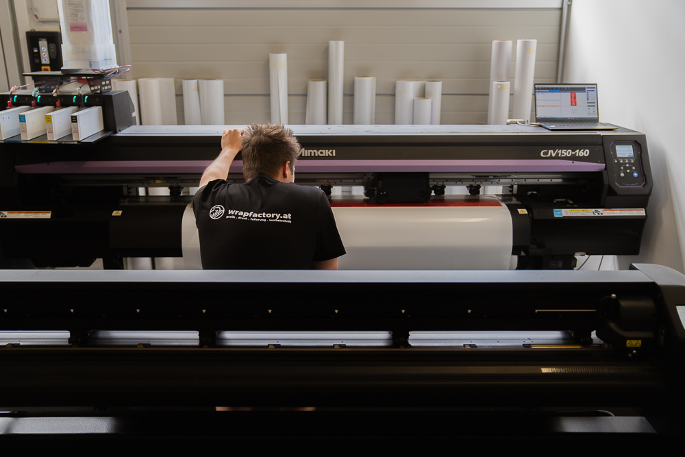 Mimaki Foliendrucker mit Simon Moser Geschäftsführer Wrapfactory