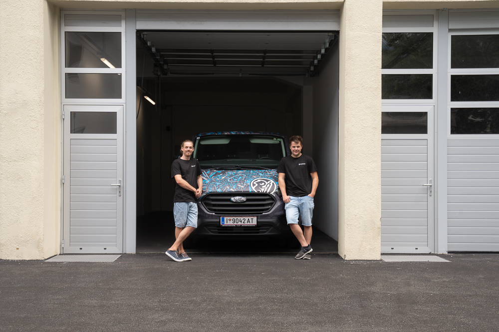 Team Wrapfactory mit Auto