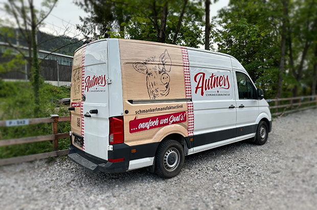 Autofolierung Teilfolierung Logo Autners Seiten- und Rückansicht Wrapfactory Hall in Tirol